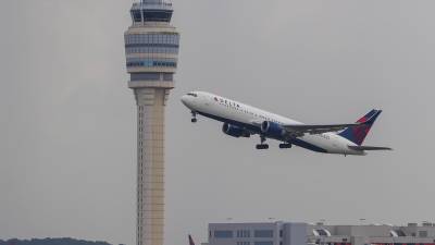 Un avión Boing en inmediaciones del aeropuerto internacional Hartsfield-Jackson de Atlanta, Georgia, Estados Unidos.