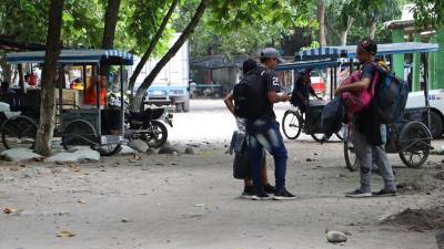 Migrantes caminan en cercanía al río Suchiateen este viernes, en Suchiate (México).