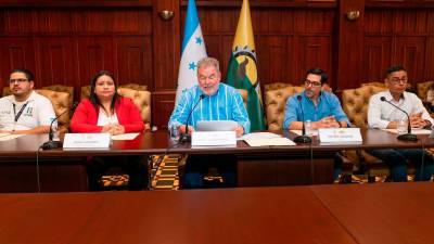 <b><span class=mln_uppercase_mln>ACTO.</span></b> El alcalde entregó un cheque por L10 millones a la Enee.