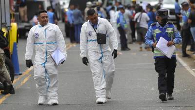 Integrantes de la policía llegan para hacer el levantamiento de los cuerpos de las víctimas de un accidente hoy en Talanga (Honduras).