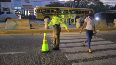 Agentes municipales controlan el paso peatonal en el bulevar del norte.