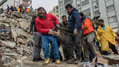 Voluntarios y rescatistas continúan recuperando cuerpos de víctimas de entre los escombros de los edificios derrumbados.