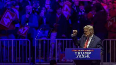 El presidente electo de EEUU, Donald Trump, se dio un baño de masas en el estadio Capital One Arena en el mitin de la victoria.