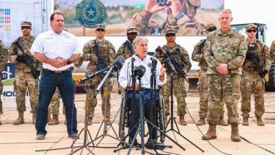 El gobernador republicano de Texas, Greg Abbott, lidera el desafío contra Biden por el control de la frontera.