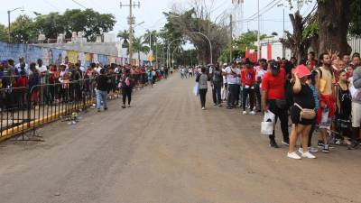 Decenas de migrantes hacen fila para regular su situación migratoria en Tapachula (México).