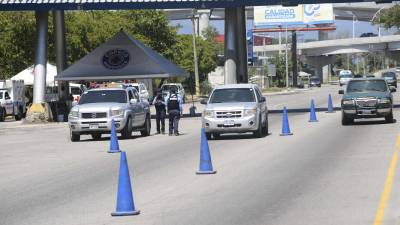 Agentes de la Policía Nacional en uno de los puntos de control en el bulevar del este, salida a La Lima.