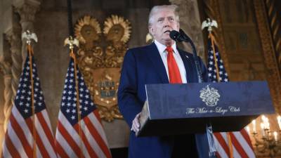 Trump durante una conferencia de prensa en Mar-a-Lago.