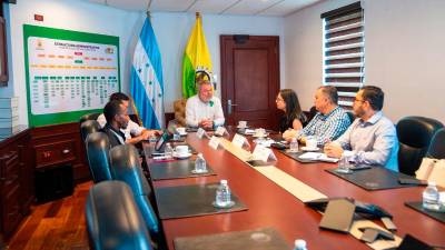 <b><span class=mln_uppercase_mln>diálogo.</span></b> Elalcalde Roberto Contreras reunido con personal académico del Zamorano.<span class=mln_uppercase_mln> </span>