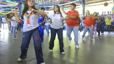 Los alumnos de la promoción 2027 de la Kiddy Kat &amp; Morazzanni celebraron por todo lo alto su regreso a los salones de clases. Con un acto que incluyó mucha música, color y baile, pero también una oración al Creador, los jovencitos dieron inicio a su último año de secundaria.