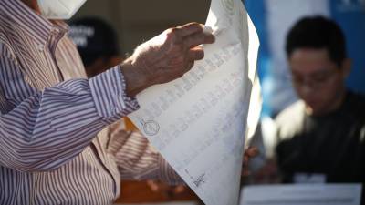 Un elector vota hoy, en el complejo educativo Concha Viuda de Escalón en San Salvador (El Salvador).