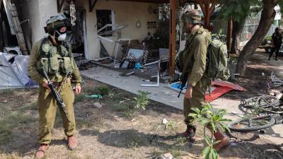 El olor a putrefacción y muerte impregna todo el kibutz Beeri, una comunidad agrícola en el sur de Israel vecino a Gaza, que fue el escenario de una de las peores masacres que ha vivido Israel en el ataque que la milicia islamista Hamás lanzó el sábado pasado: aquí murieron más de cien civiles.