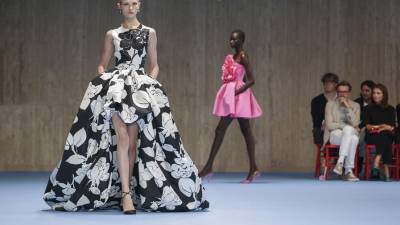 La colección tuvo como elemento central en casi todas sus prendas una flor, ya fuera en los tacones de las modelos, en sus cabellos, bordada o drapeada sobre sus vestidos.