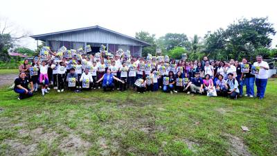 <b>Estudiantes del centro de educación básica Junior Yaudet Burbara celebraron con el equipo de La Prensa, OIM y voluntarios el éxito de la jornada. </b>