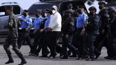El exjefe de la Policía Nacional de Honduras, Juan Carlos “El Tigre” Bonilla fue entregado este martes a la DEA para su extradición hacia EEUU, país que lo acusa por delitos asociados al narcotráfico. Fotografías / EFE / OPSA
