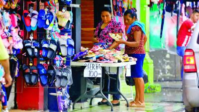 <b>Algunos negocios ya han puesto mercancía en oferta para atraer clientes. Foto: Moises V.</b>
