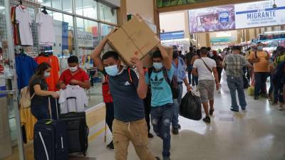 JC Viajeros y vacunan Covid_19 mascarillas en la terminal de buses San Pedro Sula feriado Morazanico6102021