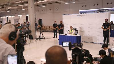 El director de la compañía pública Aeropuertos de Tailandia, Kittipong Kittikachorn, dijo que varios pasajeros del vuelo de Singapur Airlines fueron ingresados en un hospital de Bangkok con contusiones craneales.