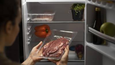 Guarde sus alimentos en el refrigerador y separe los crudos de los cocidos.