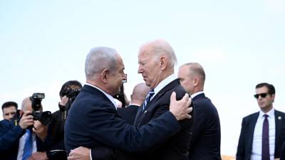 El primer ministro israelí, Benjamin Netanyahu, recibe a Biden en el aeropuerto de Tel Aviv.