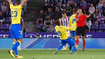 Los jugadores del Cádiz CF celebran la victoria por 1-0 ante el Real Valladolid tras el partido de la sexta jornada de Liga en Primera División .