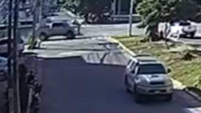 Video del momento en que pick-up atropella a un ciclista y huye