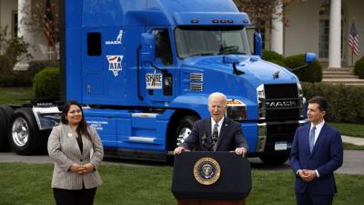 Biden destacó el ejemplo de una inmigrante venezolana que se convirtió en camionera tras perder su trabajo por la pandemia.
