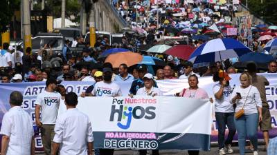 Miles de capitalinos salieron a marchar el sábado en contra de la educación sexual con perspectiva de género en las escuelas; padres piden a la presidenta Xiomara Castro que vete la Ley de Educación Integral de Prevención al Embarazo Adolescente.