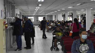 A diario llegan centenares de pacientes de toda La Ceiba y el departamento de Atlántida, a la sala de consulta externa de este centro hospitalario.