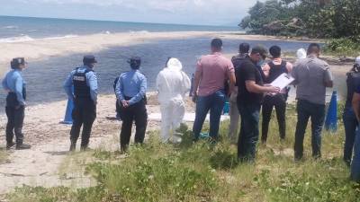 Personal de medicina forense y de la Policía en la exhumación del cadáver del joven, Xavier García Arriola.