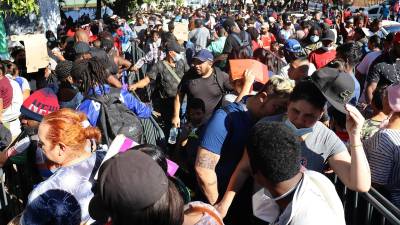 Personas migrantes de diversas nacionalidades hacen fila para tramitar papeles migratorios hoy, en la ciudad de Tapachula.