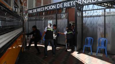 Migrantes guatemaltecos deportados ingresan a un bus ayer miércoles, en Ciudad de Guatemala. Este viernes llegan a San Pedro Sula, Honduras.