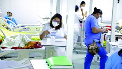 <b>Niños permanecen hospitalizados en la sala de dengue del Mario Rivas. Foto: Franklyn Muñóz</b>