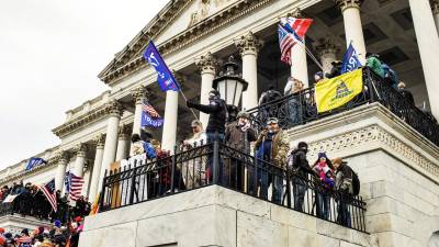 Una turba de seguidores del entonces presidente Donald Trump ataca el Capitolio en Washington, el 6 de enero de 2021.