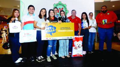 Patrocinadores posan con el ganador del primer lugar en la categoría a mejor disfraz. FOTOS: MOISÉS VALENZUELA