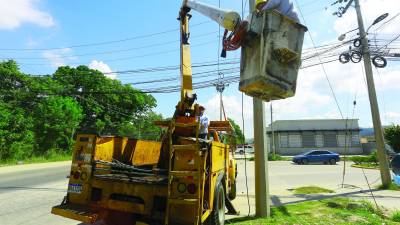 Cuadrillas de la Enee trabajaron el año pasado en el reemplazo de un cable en el sector El Carmen. Foto: Moisés Valenzuela.