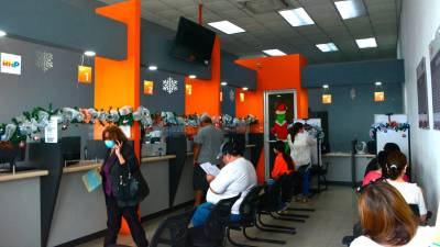 <b><span class=mln_uppercase_mln>servicio.</span></b> Ciudadanos en la oficina del RNP de la 105 Brigada.<span class=mln_uppercase_mln> </span>