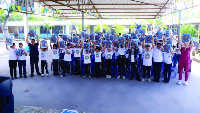 <b>Estudiantes del centro básico Daniel Quezada celebran la visita del proyecto Mente Sana.</b>