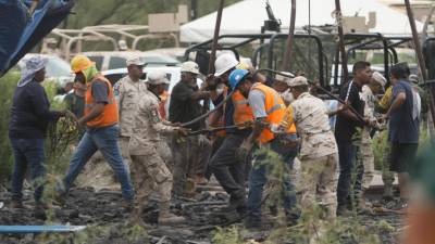 Las autoridades mexicanas preparaban este lunes un operativo para que buzos rescatistas puedan ingresar a una mina de carbón inundada, donde diez obreros permanecen atrapados desde hace cinco días.