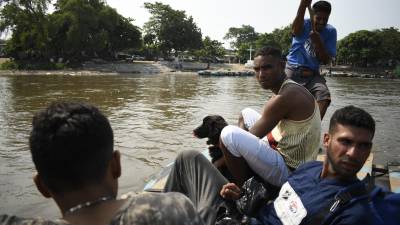Cientos de migrantes cruzan a diario el río Suchiate donde las fuertes corrientes le arrebataron la vida a un padre salvadoreño y su hijo.