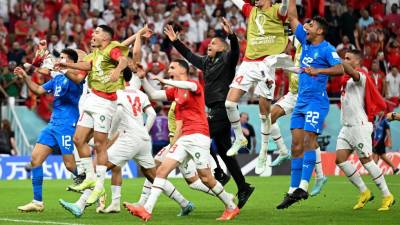 Jugadores de Marruecos celebrando con su afición uno de los dos goles.
