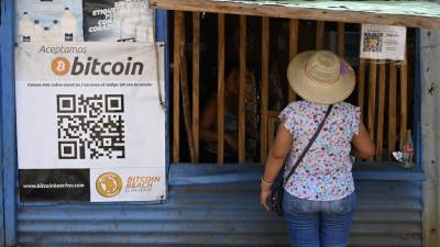 Una mujer compra en una pulpería que acepta bitcóins en la localidad de El Zonte, departamento de La Libertad, en El Salvador.