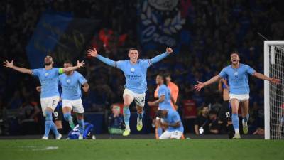 Jugadores del Manchester City celebrando con euforia tras el final del partido.