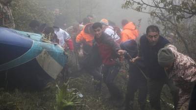 Los rescatistas recuperaron los cuerpos del presidente Raisí y los otros funcionarios que viajaban con él en el helicóptero siniestrado.