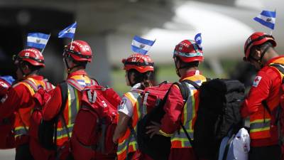 Un equipo de rescatistas, personal médico y perros de rescate partieron este jueves desde El Salvador con rumbo a Venezuela para apoyar en las labores de búsqueda y rescate en el país sudamericano, golpeado el miércoles por dos fuertes terremotos que hasta el momento dejan 188 fallecidos y 1.520 heridos.