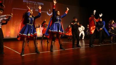 Los Seniors 2024 dieron la bienvenida con una increíble interpretación de la canción “The greatest showman”.