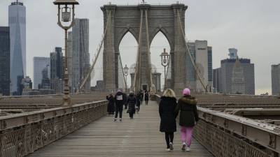 El puente de Brooklyn permanece sin nieve en un inusual invierno en Nueva York.