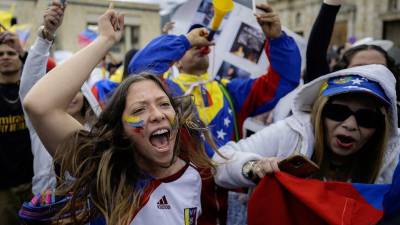 Con cánticos y rezos, cientos de venezolanos protestaron este sábado en Bogotá contra la reelección de Nicolás Maduro en los comicios presidenciales de su país, del que han huido cerca de tres millones de migrantes hacia Colombia.