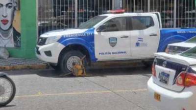 A una de las llantas delanteras le pusieron una chacha.