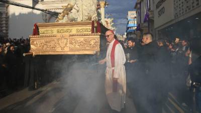 Monseñor José Vicente Nácher acompaña la solemne procesión del Santo Entierro en el centro de Tegucigalpa, junto a cientos de fieles.