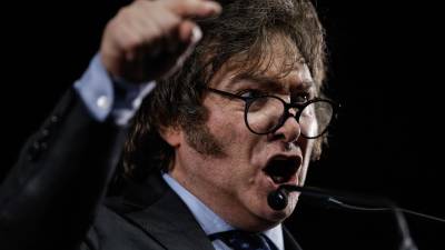 El panorama que muchos expertos vaticinaban para las elecciones primarias en Argentina, un escenario en el que los votos de la ciudadanía se dividían en tres tercios, contó con un protagonista inesperado: el ultraderechista Javier Milei fue el precandidato más votado de todo el arco político.